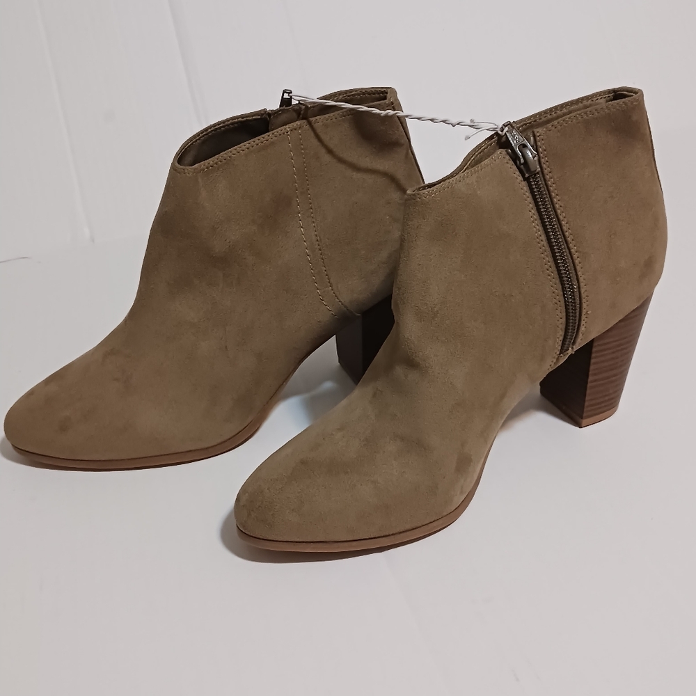 OLD NAVY. Booties Faux Suede Heel, Sz. 9 1/2, Dull Olive Green Women